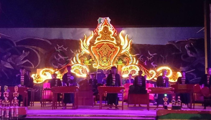 Penampilan salah satu grup peserta Festival Lomba Cipta Lagu Tong-tong di Lapangan Kesenian Sumenep.