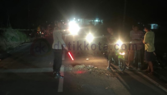 Petugas kepolisian melakukan olah tempat kejadian perkara (TKP) kecelakaan di Jl. Raya Ganding Desa Lenteng Barat, Kecamatan Lenteng, Kab. Sumenep.