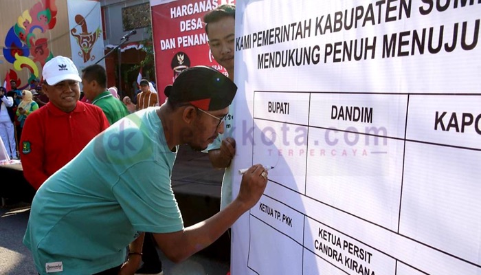 Bupati Sumenep, H. Achmad Fauzi Wongsojudo didampingi Kepala Dinkes P2KB, Agus Mulyono membubuhkan tanda tangan dukungan dalam program Sadel Cepak.
