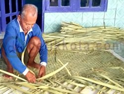 Bupati Sumenep Minta Pabrikan Tembakau Gunakan Tikar Anyaman Daun Lontar