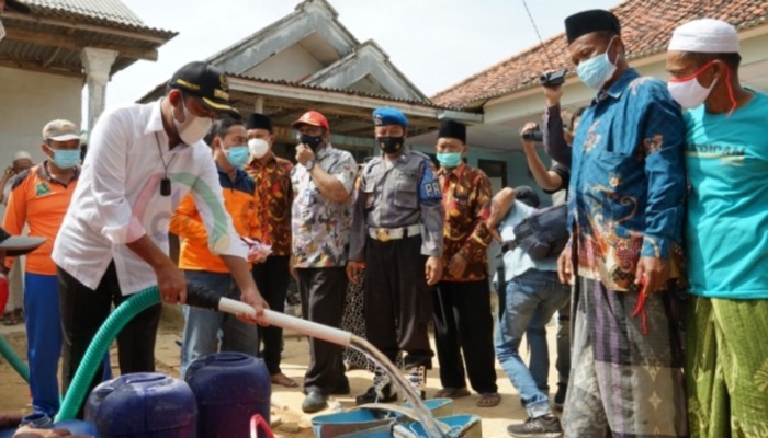 Bupati Sumenep, H. Achmad Fauzi Wongsojudo membagikan air bersih kepada warga terdampak kekeringan.