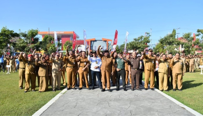 Bupati Sumenep, H. Achmad Fauzi Wongsojudo, Sekdakab dan pimpinan OPD foto bersama usai pembukaan lomba HUT ke-78 Kemerdekaan RI.