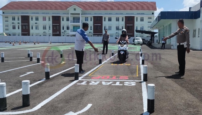 Salah seorang pemohon SIM sedang menjalani uji praktik di Mapolres Sumenep.