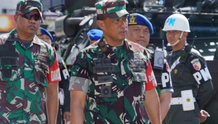 Komandan Korem 084/Bhaskara Jaya, Brigjen TNI Terry Tresna Purnama usai Apel Gabungan di sisi barat Taman Bunga, Sumenep.