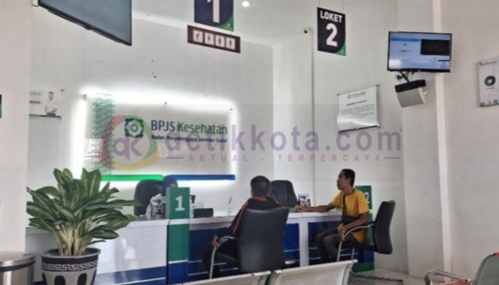 Peserta sedang berkonsultasi di Kantor BPJS Ketenagakerjaan Sumenep.