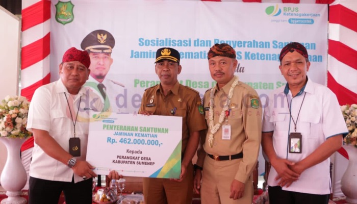 Kepala Dinas Pemberdayaan Masyarakat dan Desa (DPMD) Kabupaten Sumenep, Anwar Syahroni Yusuf didampingi Sekdakab setempat, Edy Rasiyadi menyerahkan santunan kematian kepada ahli waris peserta BPJS Ketenagakerjaan.