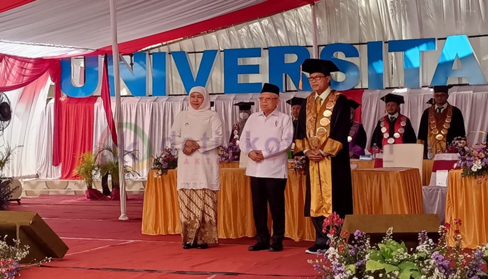 Wakil Presiden RI, KH. Ma'ruf Amin bersama Gubernur Jatim Khofifah Indar Parawansa dan Rektor Unija Sumenep pada acara Diesnatalis ke-37 di kampus tersebut.