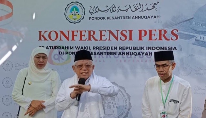 Wakil Presiden RI, KH. Ma'ruf Amin bersama Gubernur Jatim Khofifah Indar Parawansa dan Pengasuh Ponpes Annuqayah,  KH. Abd. A'la Basyir saat Konferensi Pers di Ponpes Annuqayah, Guluk-Guluk, Sumenep.
