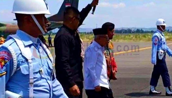 Bupati Sumenep, H. Achmad Fauzi Wongsojudo menyambut kadatangan Wakil Presiden, KH. Ma'ruf Amin di Bandara Tronujoyo.