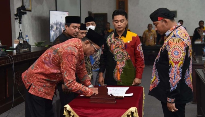 Ketua DPRD Sumenep, H. Abd. Hamid Ali Munir didampingi sejumlah wakil ketua bersama Bupati setempat, H. Achmad Fauzi Wongsojudo menandatangani Kesepakatan KUA-PPAS RAPBD 2024.