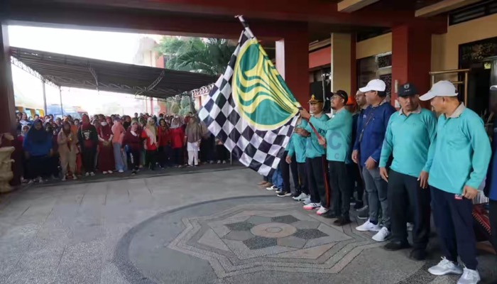 Bupati H. Achmad Fauzi Wongsojudo melepas peserta JJS dalam rangka peringatan HUT ke-78 Kemerdekaan RI, di halaman Kantor Bupati Sumenep.