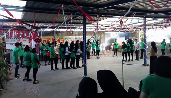 Puluhan karyawan KDS Situbondo mengikuti lomba Serang Balon pada Perayaan HUT ke-78 Kemerdekaan RI.