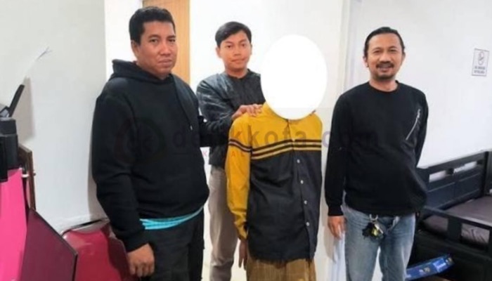 Terduga pelaku pencurian kotak amal masjid, Nauval (muka ditutup) saat diamankan anggota Satreskrim Polres Sumenep.