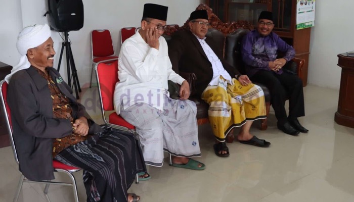 Ketua MUI Sumenep, KH. Sholeh Abdurahman, Ketua PCNU Sumenep, KH. A. Pandji Taufiq dan Ketua PA Sumenep Palatua dalam acara Jumat Curhat.