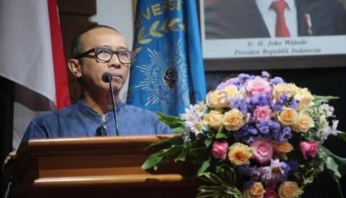 Sastrawan nasional, Ibnu Hajar mengisi orasi ilmiah di acara Yudisium IV&V FKIP Universitas Muhammadiyah Malang.