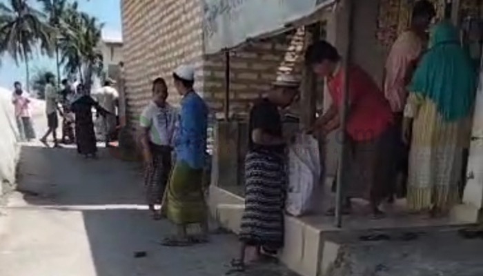 Warga Desa Moncek Tengah, Kec. Lenteng, Kab. Sumenep mengungsi ke tempat aman karena ada suara aneh di bawah rumahnya.