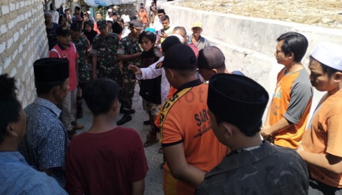 Tim dari BPBD Sumenep beserta Forpimka setempat menjatangi tempat terjadinya suara aneh dari dalam bumi di Desa Moncek Tengah, Kec. Lengteng, Kab. Sumenep.
