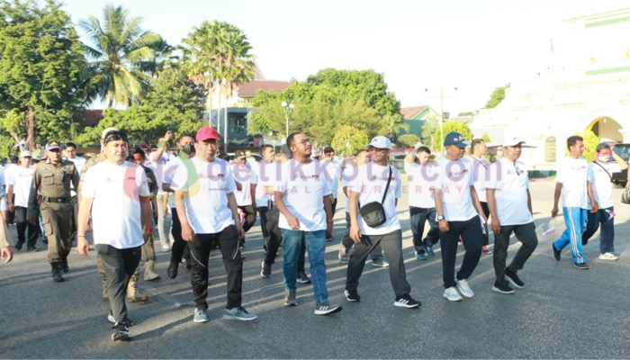 Bupati Sumenep, H. Achmad Fauzi Wongsojudo mengukuti acara JJS beserta pimpinan dan karyawan BPRS Bhakti Sumekar.