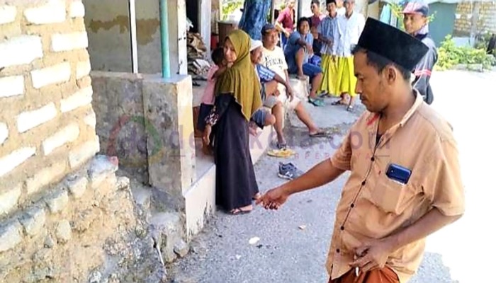 Salah seorang warga Desa Moncek Tengah, Kec. Lenteng, Kab. Sumenep menunjukkan lokasi asal suara aneh.