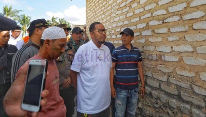 Bupati Sumenep, H. Achmad Fauzi Wongsojudo meninjau langsung lokasi asal suara aneh di Desa Moncek Tengah, Kecamatan Lenteng.