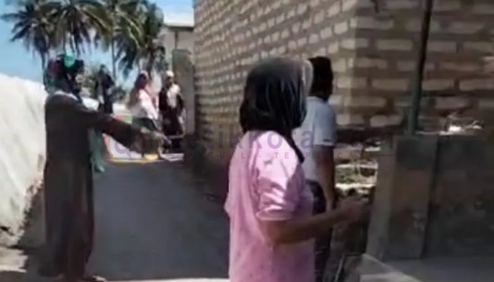 Warga menjuk tempat asal terdengarnya suara aneh di salah satu rumah di Desa Moncek Tengah, Kecamatan Lenteng, Kab. Sumenep.