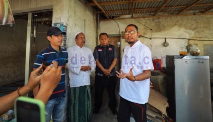 Bupati Sumenep, H. Achmad Fauzi Wongsojudo meninjau langsung lokasi sumber suara aneh di Desa Moncek Tengah, Kecamatan Lenteng, Kabupaten Sumenep.
