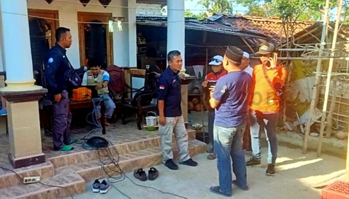 Tim BMKG Pasuruan memasang seismograf di lokasi sumber suara aneh di Desa Moncek Tengah, Kecamatan Lenteng, Kabupaten Sumenep.