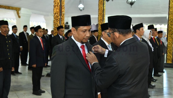 Bupati Sumenep, H. Achmad Fauzi Wongsojudo menyematkan tanda kehormatan pada ASN penerima Satyalancana Karya Satya di Pendopo Keraton setempat.