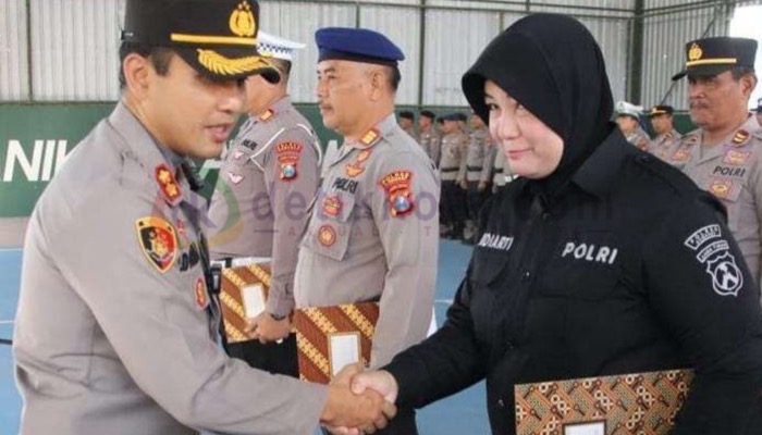 Kapolres Sumenep, AKBP Edo Satya Kentriko menyerahkan Piagam Penghargaan pada 3 perwira berprestasi di jajarannya.