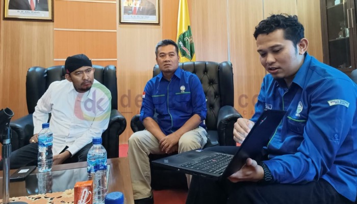 Tim BMKG Pasuruan menunjukkan hasil data Seismograf kepada Bupati Sumenep, H. Achmad Fauzi Wongsojudo di kantornya.