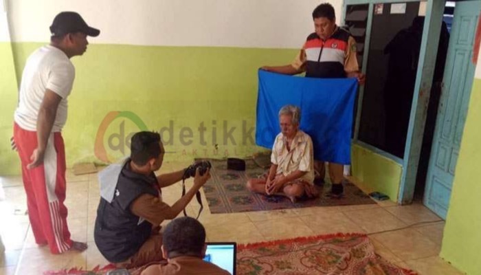 Proses perekaman data KTP elektronik bagi lansia oleh Petugas Dispenduk Capil Sumenep.