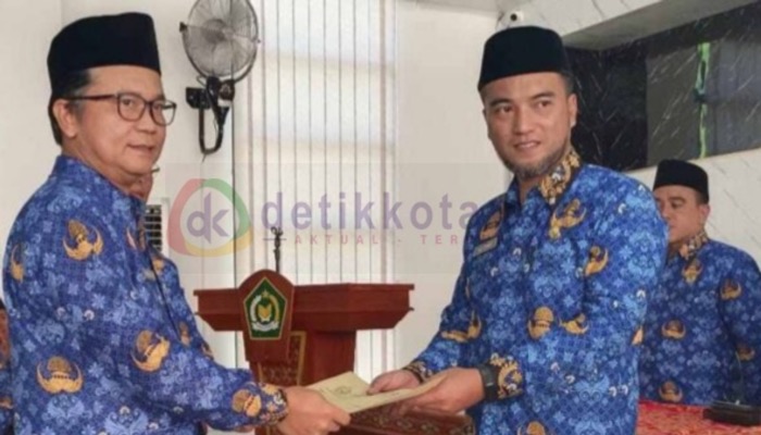 Kepala Kantor Kemenag Sumenep, Chaironi Hidayat (kiri) menyerahkan SK pengangkatan PPPK kepada perwakilan tenaga honorer di Aula PLHUT.