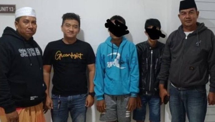 Dua terduga pelaku maling kotak amal (muka ditutup) ditangkap aparat kepolisian.