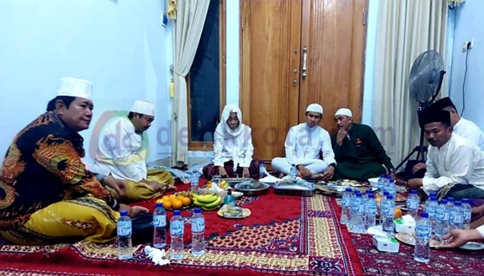 Kapolres Sumenep, AKBP Edo Satya Kentriko beserta KH. Kholil As'ad Syamsul Arifin dalam kegiatan Jumat Curhat di rumah K. Sukardi, Desa Gunggung, Kec. Batuan.