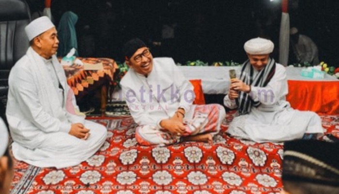 Bupati Sumenep, H. Achmad Fauzi Wongsojudo bersama KH. Taufiqurrahman Muzakki di Ponpes Al-Qodiri, Jember.