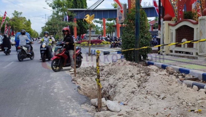 Kerusakan jalan akibat proyek pemasangan pipa baru PDAM Sumenep di Jalan Dr. Cipto, Sumenep.