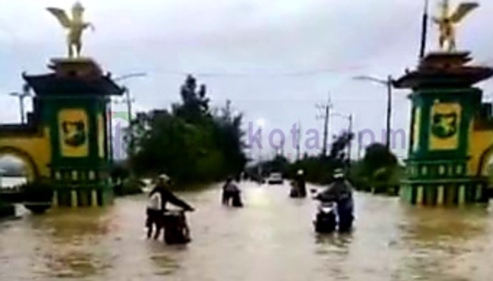 Banjir di jalan raya nasional, Desa Nambakor, Kecamatan Saronggi akibat luapan sungai beberapa waktu lalu.