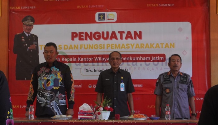 Kepala Kantor Wilayah (Kakanwil) Kementerian Hukum dan Hak Asasi Manusia (Kemenkum HAM) Jawa Timur, Imam Jauhari (tengah) di Rutan Kelas IIB Sumenep.