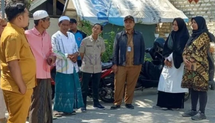 Tim dari ITN Malang mewawancarai sejumlah warga di lokasi sumber suara aneh dari dalam tanah di Desa Moncek Tengah, Kec. Lenteng, Kab. Sumenep.