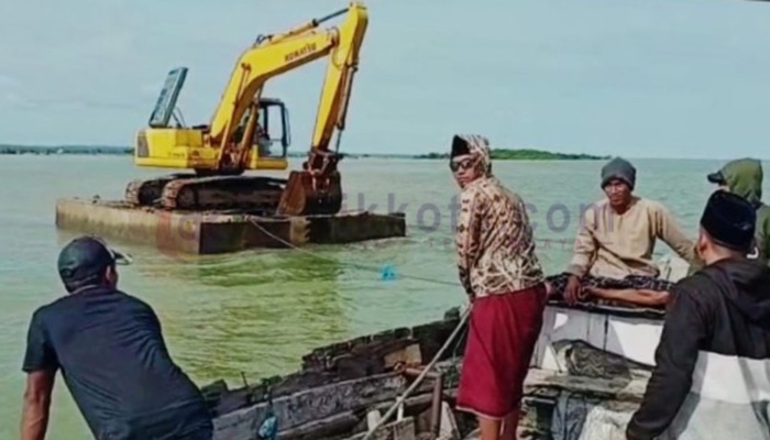 Warga menghalau ekskavator di lahan penggarapan tambak garam, Dusun Tapakerbau, Desa Gersik Putih, Kec. Gapura, Kab. Sumenep.