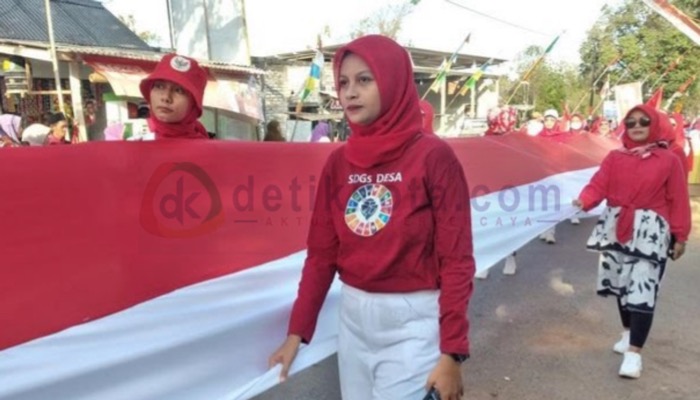 Kirab bendera merah putih sepanjang 78 meter di Desa Pagar Batu, Kecamatan Saronggi, Kab. Sumenep.