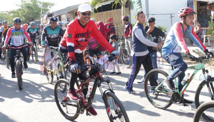 Sekdakab. Sumenep, Edy Rasyadi ikut bersepeda dalam acara Gowes Bareng di Desa/Kecamatan Pasongsongan, Kab. Sumenep.
