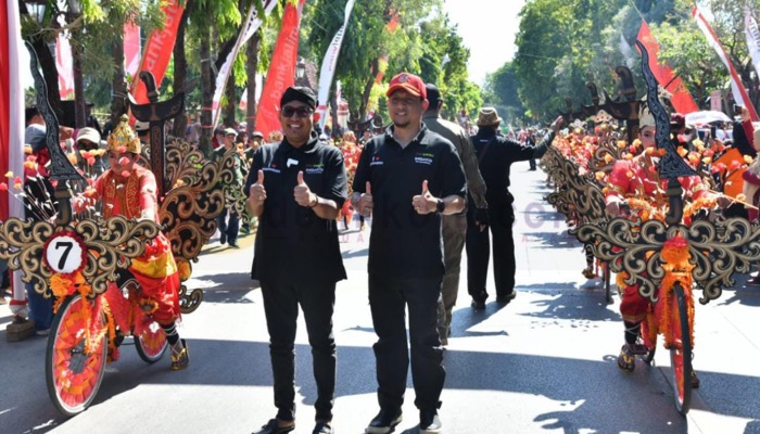 Bupati Sumenep, H. Achmad Fauzi Wongsojudo didampingi Kepada Disdik setempat, Agus Dwi Saputra pada acara Lomba Hias Sepeda.