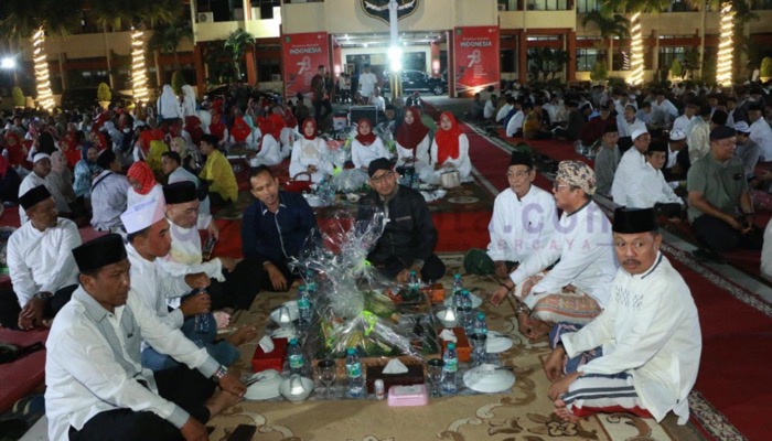 Bupati Sumenep, H. Achmad Fauzi Wongsojudo beserta para undangan dalam acara Syukuran di halaman Kantor Bupati setempat.