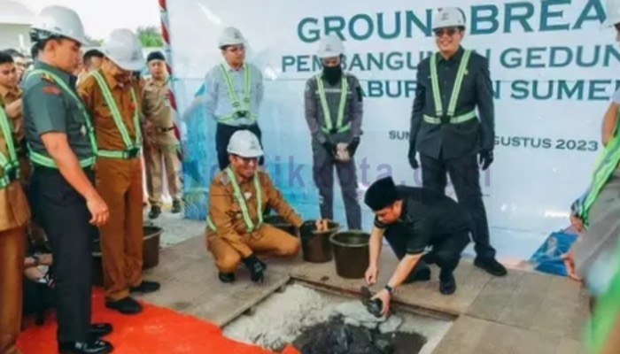 Acara peletakan batu pertama pembangunan gedung baru DPRD Sumenep, di Desa Gedungan, Kec. Batuan.