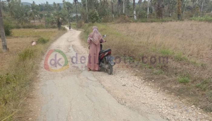 Pengendara motor usai jatuh di jalan rusak Desa Karangnangka, Kecamatan Rubaru, Kab. Sumenep.