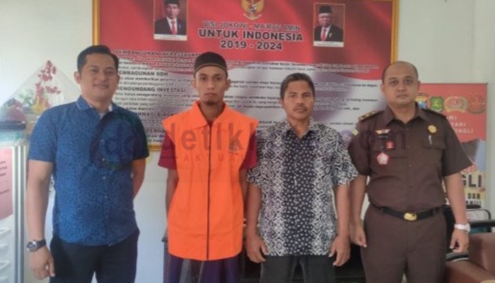 Pelaku penganiayaan, Moh. Anwar didampingi Kasi Pidum Kejari Sumenep, Hanis Aristya Hermawan saat proses Restorative Justice.