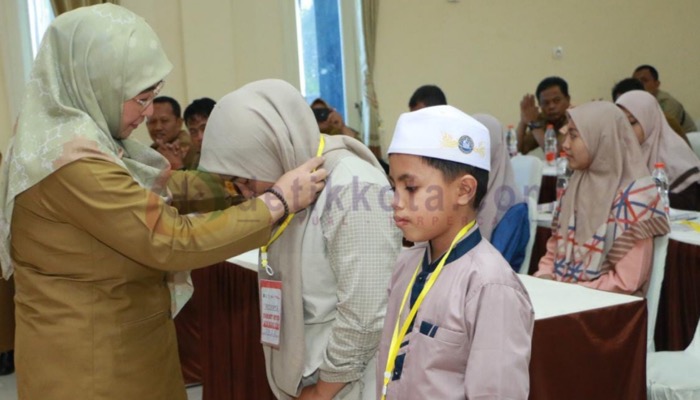 Petugas BPBD Kabupaten Sumenep melakukan droping air bersih ke daerah Pasongsongan.