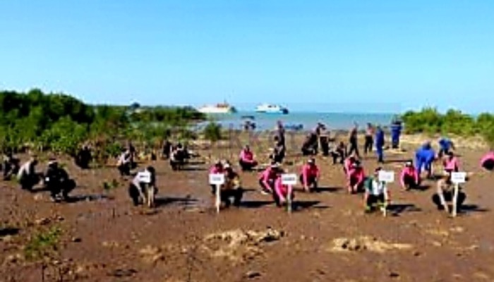 Kegiatan Polri Lestarikan Negeri Penghijauan Sejak Dini oleh Polres Sumenep di Pantai Cinta, Desa Kalianget Timur, Kecamatan Kalianget.