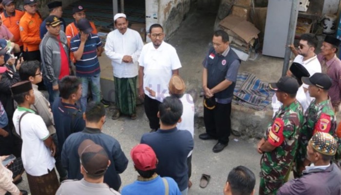 Kunjungan Bupati Sumenep, H. Achmad Fauzi Wongsojudo ke lokasi sumber suara aneh di Desa Moncek Tengah, Kecamatan Lenteng.